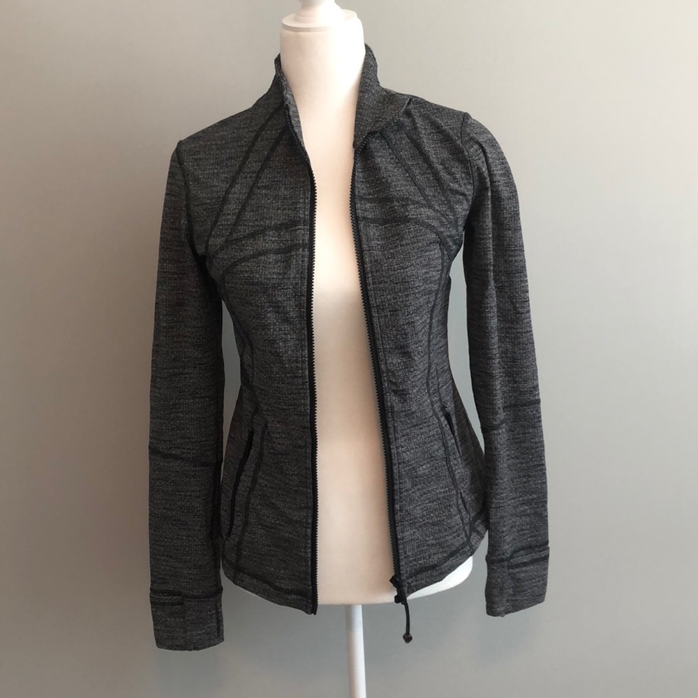 EUC Lululemon define jacket Sz 6 black/white